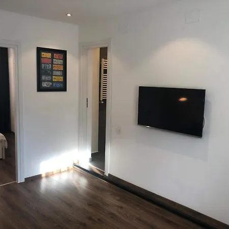 Ultra-central Cozy Flat, Steps From Everything *