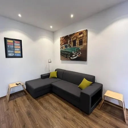 Ultra-central Cozy Flat, Steps From Everything *