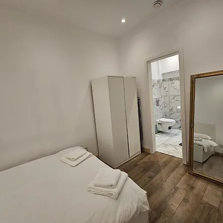 Ultra-central Cozy Flat, Steps From Everything *